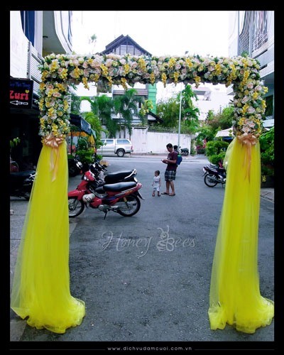 Cổng hoa giả voal màu vàng - 1C.jpg